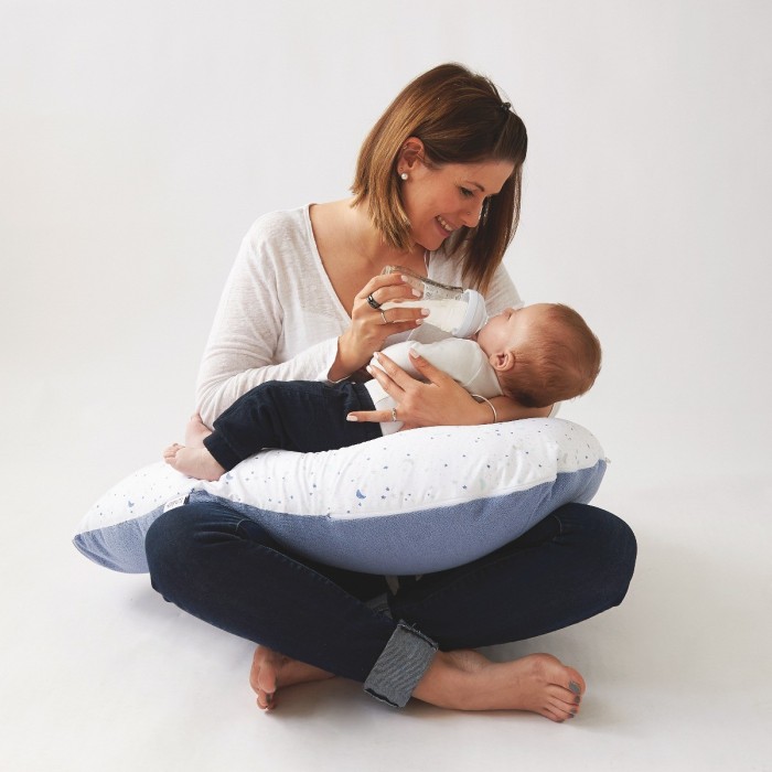 Maman et bébé avec le coussin de maternité et d'allaitement éponge Bleu / Sky