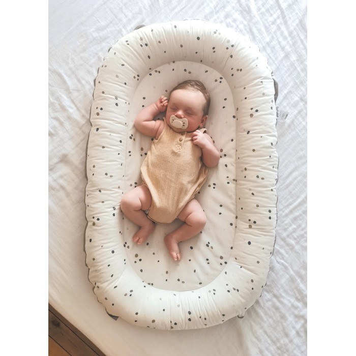 Reversible baby crib reducer