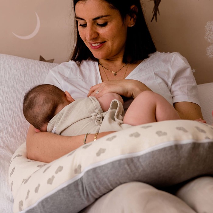 Coussin de maternité et d'allaitement Candide jersey cœurs/gris