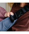 Ajustement de la sangle du porte-bébé