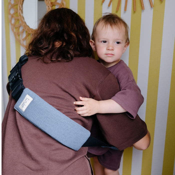 Portage dans le dos avec le porte-bébé de hanche