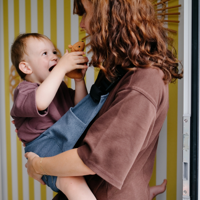 Enfant porté sur la hanche