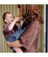 Enfant porté sur la hanche