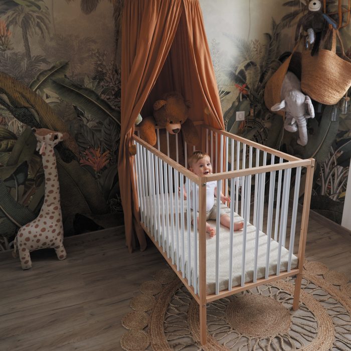 lit en bois dans chambre bébé à la décoration jungle