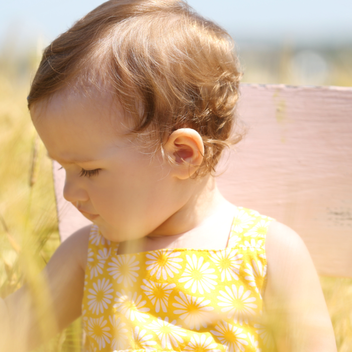 Bébé dans un champ l'été