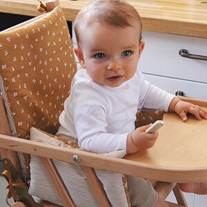 Allaitement et coussin de chaise haute bébé
